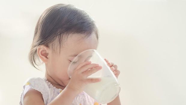 Ilustrasi Anak Minum Susu