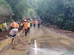 Lumpur di Jalan Raya Pangalengan Dibersihkan, Warga Diminta Hati-hati