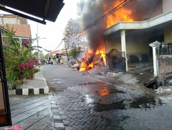 Rumah Penampungan Barang Bekas Terbakar, Pikap dan Motor Hangus