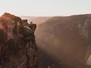 Melamar di Tepi Jurang, Pasangan Ini Tertangkap Kamera dan Viral