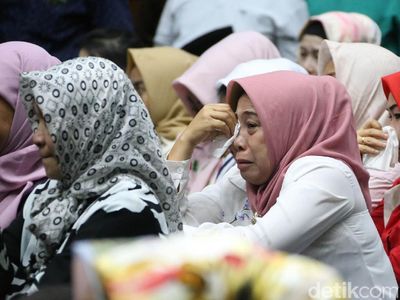 Wali Kota Kendari Divonis, Pendukungnya Menangis