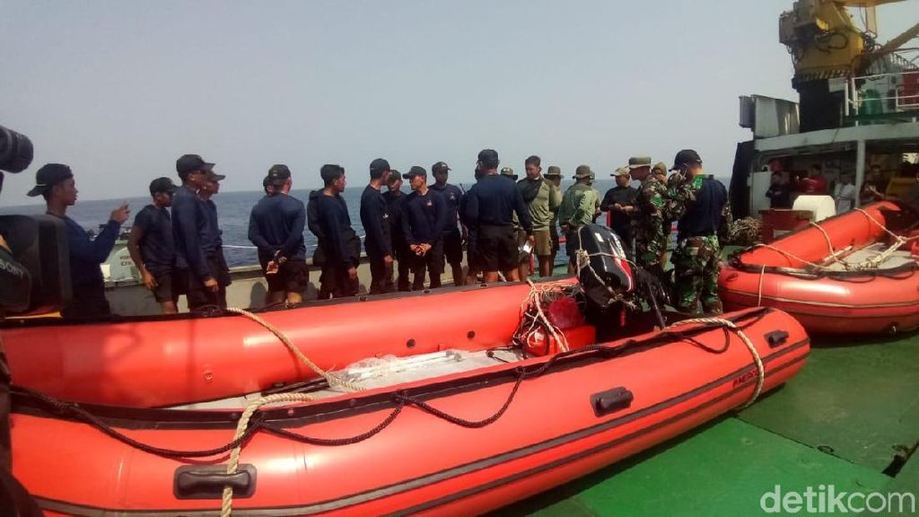 Foto: Tim Penyelam Siap Ambil Black Box Lion Air Foto: Tim Penyelam Siap Ambil Black Box Lion Air