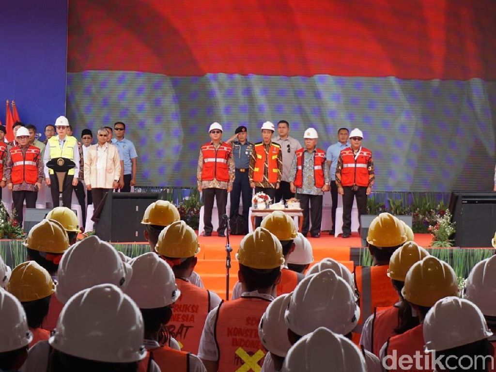 Jokowi Buka Program Sertifikasi 10.000 Tenaga Kerja Konstruksi Jokowi Buka Program Sertifikasi 10.000 Tenaga Kerja Konstruksi