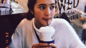 Intip Wajah Imut Beby Tsabina Saat Ngopi dan Tiup Kue Ultah
