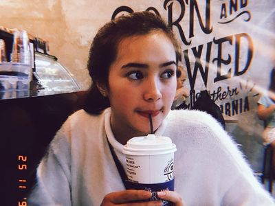 Intip Wajah Imut Beby Tsabina Saat Ngopi dan Tiup Kue Ultah