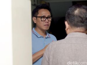 Suasana Khidmat Pemakaman Ayah Eko Patrio Suasana Khidmat Pemakaman Ayah Eko Patrio