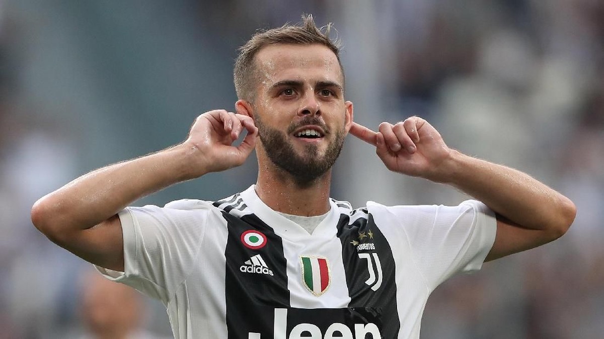 Gelandang Juventus Miralem Pjanic dikabarkan menjadi salah satu incaran Real Madrid untuk bursa transfer musim panas (Foto: Marco Luzzani/Getty Images)