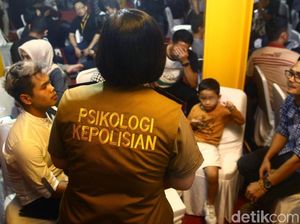 Pendamping Psikolog Temani Keluarga Korban Lion Air