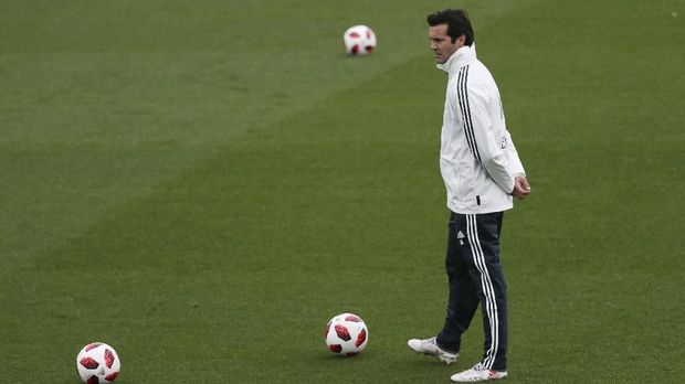 Madrid masih mencari pelatih pengganti usai memecat Julen Lopetegui.