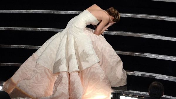 Foto: Momen Memalukan Saat Selebriti Jatuh di Depan Orang Banyak