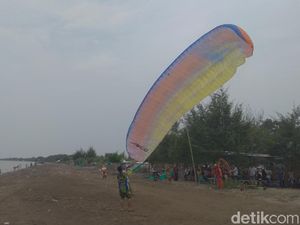 Paramotor Indonesia Bantu Sisir Puing Lion Air Lewat Udara
