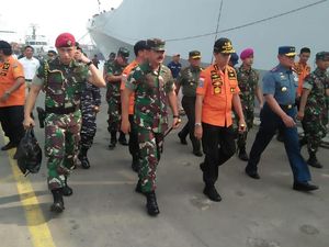 Panglima TNI dan Basarnas Koordinasi Evakuasi Lion Air JT 610 Panglima TNI dan Basarnas Koordinasi Evakuasi Lion Air JT 610