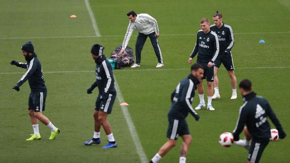 Santiago Solari saat memimpin latihan perdana di Real Madrid (Susana Vera/Reuters)