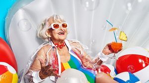 Momen Baddie Winkle, Nenek-nenek Selebgram yang Nyentrik Saat Kulineran