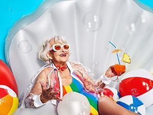 Momen Baddie Winkle, Nenek-nenek Selebgram yang Nyentrik Saat Kulineran