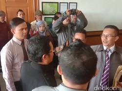 Apa Alasan Regina Gugat Cerai Charly Van Houten?