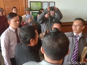Apa Alasan Regina Gugat Cerai Charly Van Houten? Apa Alasan Regina Gugat Cerai Charly Van Houten?