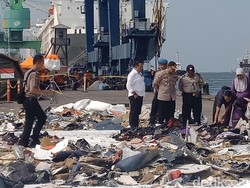 Istri AKBP Mito Korban Lion Air Berdoa di Lokasi Serpihan Pesawat