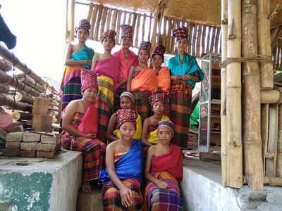 Foto: Lihat Anak Suku Bayan Pakai Tenun, Jadi Pengen Beli Deh