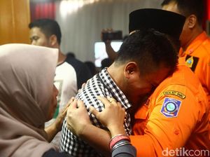 Keluarga Penumpang Lion Air Menangis di Pelukan Gubernur Babel