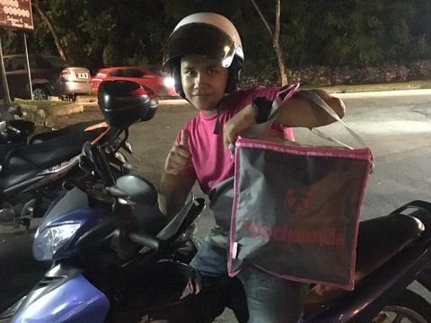 Amin lakukan empat pekerjaan demi bisa nikahi wanita yang dicintainya.