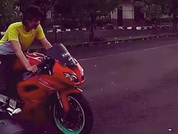 Selain Akting, Roger Danuarta Juga Jago Burnout di Atas Motor