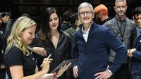 Senyum Lebar CEO Apple Rilis MacBook Air dan iPad Anyar