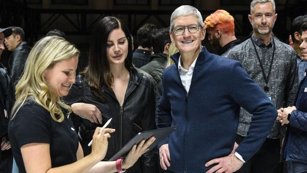 Senyum Lebar CEO Apple Rilis MacBook Air dan iPad Anyar