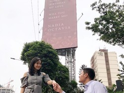 Viral, Pria Pasang Billboard di Jalan Gatot Subroto untuk Lamar Kekasih