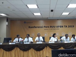 Pakai Busana Putih dan Pita Hitam, Sri Mulyani Paparkan APBN 2019
