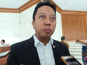 Rommy: Jokowi Bilang Strategi Lawan Adopsi Donald Trump Rommy: Jokowi Bilang Strategi Lawan Adopsi Donald Trump