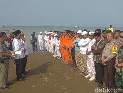 Aparat dan Warga Salat Gaib untuk Korban Lion Air JT 610