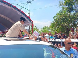 Tim Jokowi Curiga Emak-emak Rebutan Buku Prabowo: Money Politics?