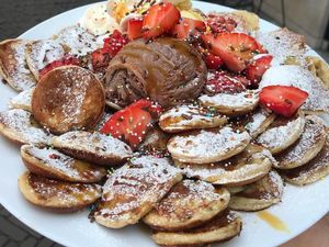 Poffertjes dengan Isian Buah dan Es Krim Buat Ngemil Sore Poffertjes dengan Isian Buah dan Es Krim Buat Ngemil Sore