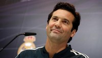 Senyum terpancar dari wajah Solari, yang kabarnya akan kembali digantikan oleh Antonio Conte. Ya, Madrid kabarnya masih menjajaki kemungkinan merekrut pelatih Italia tersebut sebagai pelatih tetapnya. (Foto: Susana Vera/Reuters)