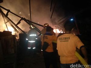 Pabrik Mebel di Jember Hangus Terbakar, Kerugian Ratusan Juta Rupiah Pabrik Mebel di Jember Hangus Terbakar, Kerugian Ratusan Juta Rupiah