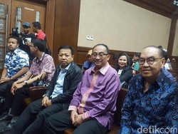 Sebelum Sidang, Novanto Bisik-bisik dan Tertawa Bareng Penyuap Eni
