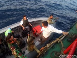 Naik Speedboat, FDR Black Box Lion Air Dibawa ke Kantor KNKT Naik Speedboat, FDR Black Box Lion Air Dibawa ke Kantor KNKT