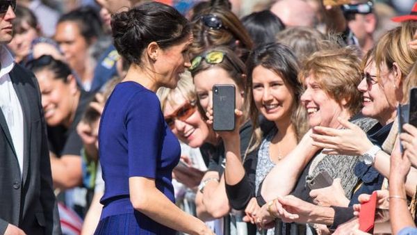 Foto: Berbalut Rok Transparan, Pakaian Dalam Meghan Markle Terekspos