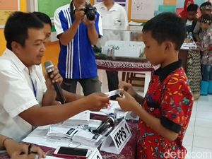 Begini Serunya Belajar Mencoblos Ala Anak SD di Pacitan