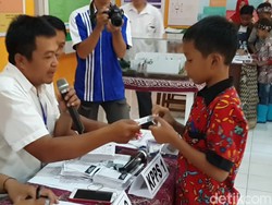 Begini Serunya Belajar Mencoblos Ala Anak SD di Pacitan