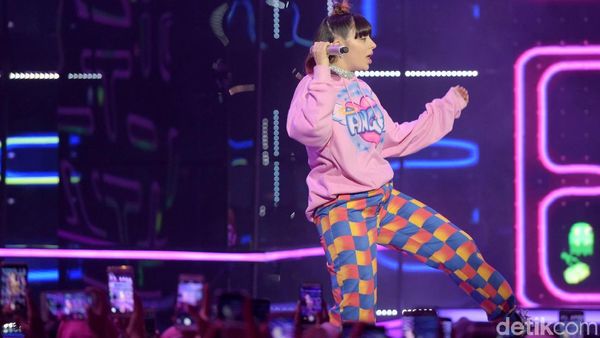 Aksi Enerjik Charli XCX