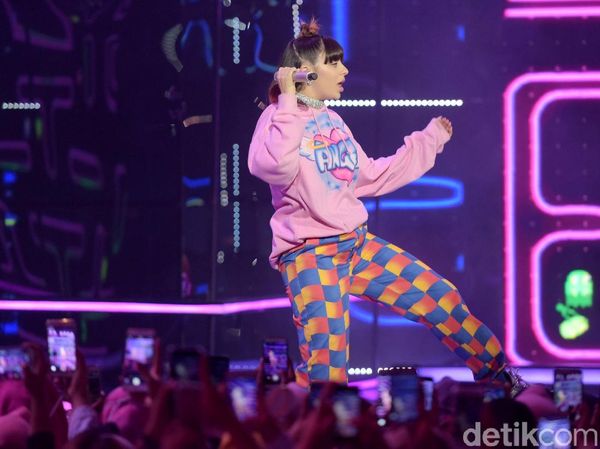 Aksi Enerjik Charli XCX