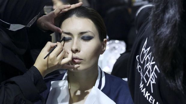 Keriuhan Make Up Artist Berpacu dengan Waktu di Pekan Mode