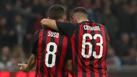 Patrick Cutrone merayakan gol pertama Milan bersama Suso. Milan mencetak gol ke gawang Genoa untuk unggul cepat di menit keempat. (Foto: Marco Luzzani/Getty Images)