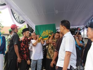 Jenazah Jannatun Korban Lion Air Tiba di Rumah Duka, Ibunda Pingsan Jenazah Jannatun Korban Lion Air Tiba di Rumah Duka, Ibunda Pingsan
