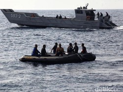 Derek-derek Kapal Siap Angkat Bagian Utama Lion Air dari Laut