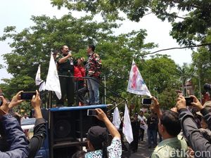 Euforia Masyarakat dan PNS Usai KPK Tangkap Bupati Cirebon