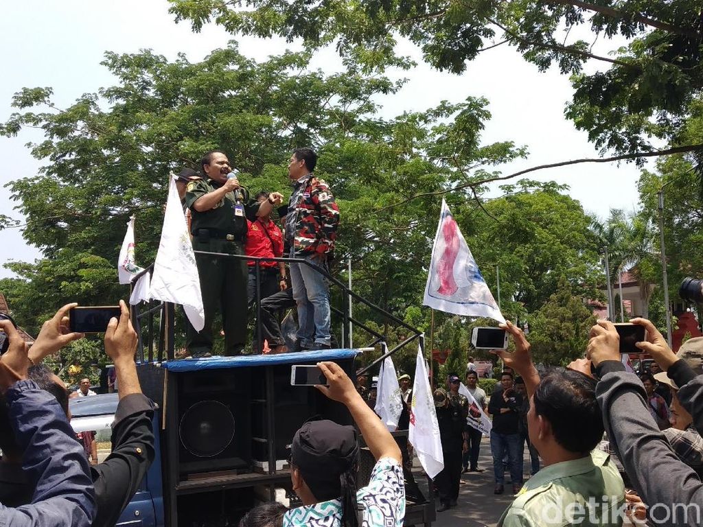 Euforia Masyarakat dan PNS Usai KPK Tangkap Bupati Cirebon Euforia Masyarakat dan PNS Usai KPK Tangkap Bupati Cirebon