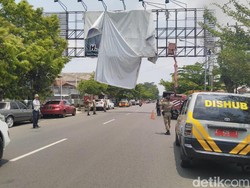Petugas Tertibkan APK yang Terpasang di Jalan Protokol Ciamis